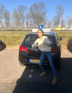 Leerling aan het oefenen in lesauto